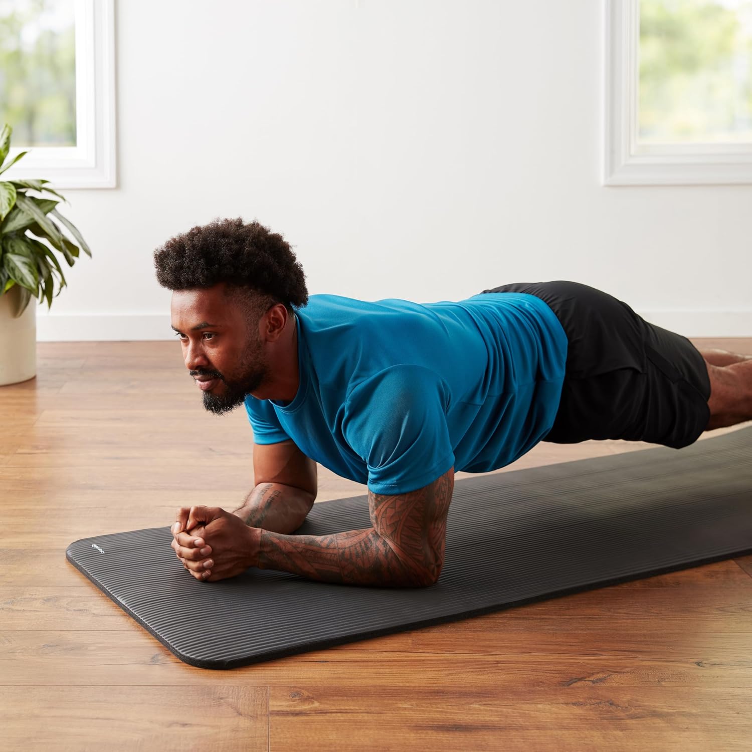 Mann som utfører plank på RenLys BalanseMatte for optimal komfort og støtte under trening.