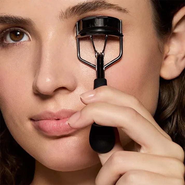 Renlys – Manuell Vippetang in use, showcasing its ergonomic design for curling lashes.